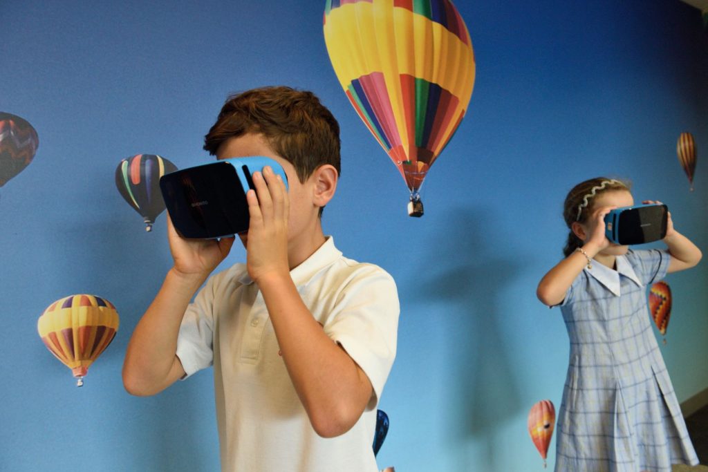 Dzieci używające virtual reality.